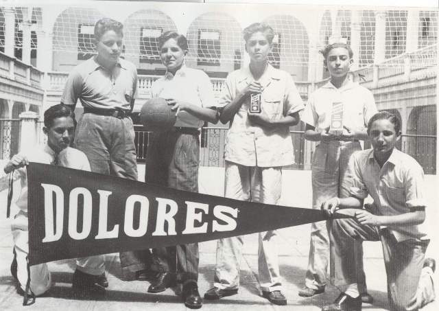 Fidel a la derecha de rodillas defendiendo el banderín del Colegio de Dolores. Fuente: Oficina de Asuntos Históricos del Consejo de Estado Fecha:1942