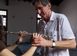 el-flautista-y-profesor-aleman-michael-faust-imparte-talleres-en-escuelas-de-arte-en-cuba